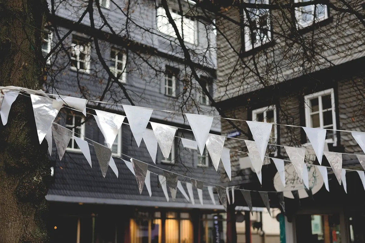Photo Backdrop Bunting: Design Rules for Weddings and Parties